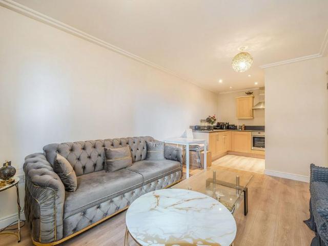 Apartment for rent in London Borough of Ealing, Park Royal