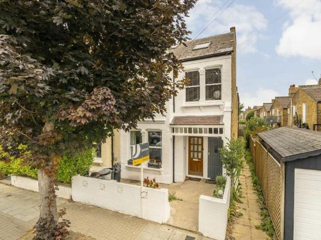 Apartment for rent in Southfields, Greater London