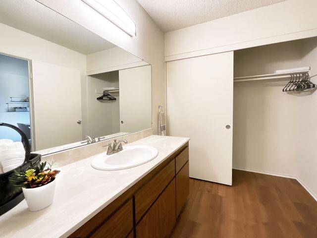 Apartment for rent in Midway City, California