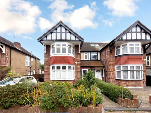 Apartment for rent in Brondesbury Park, Greater London
