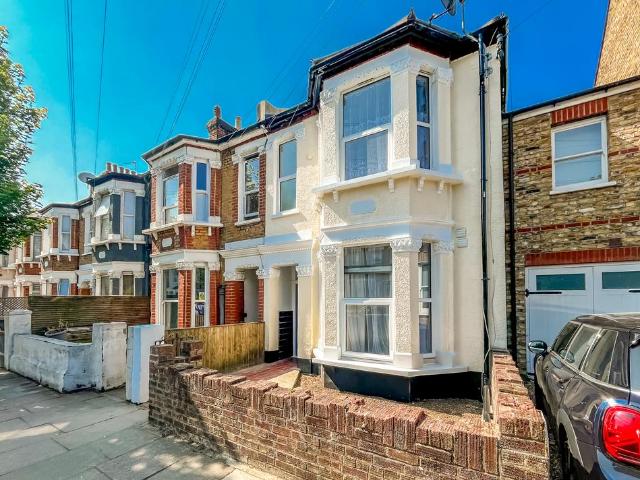 Apartment for rent in Furzedown, Greater London