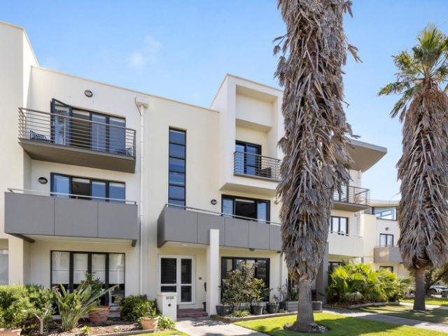 House for sale in Beacon Cove, Melbourne