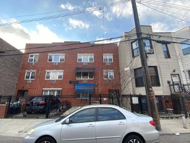 House for sale in The Bronx, Arverne