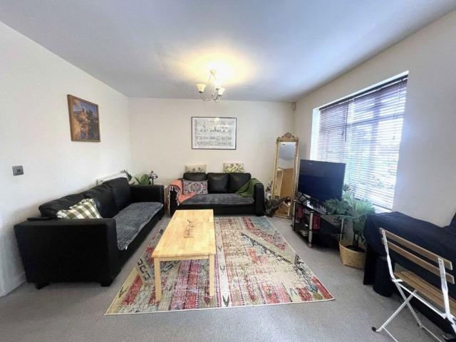 Apartment for rent in Bush Hill Park, Greater London