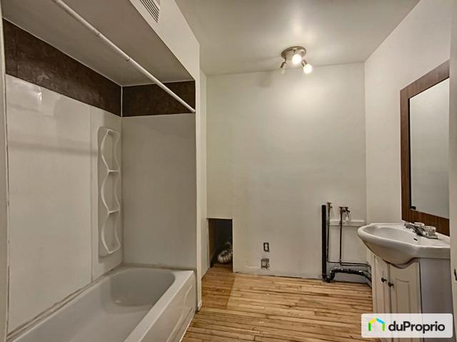 Triplex for sale in Magog