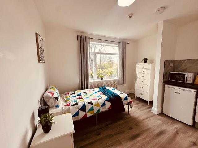 Studio for rent in Black Lake, Hill Top