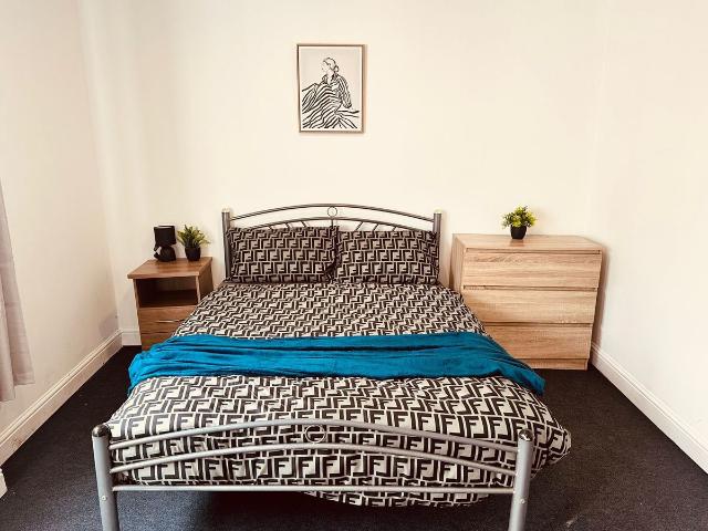 Studio for rent in Black Lake, Hill Top