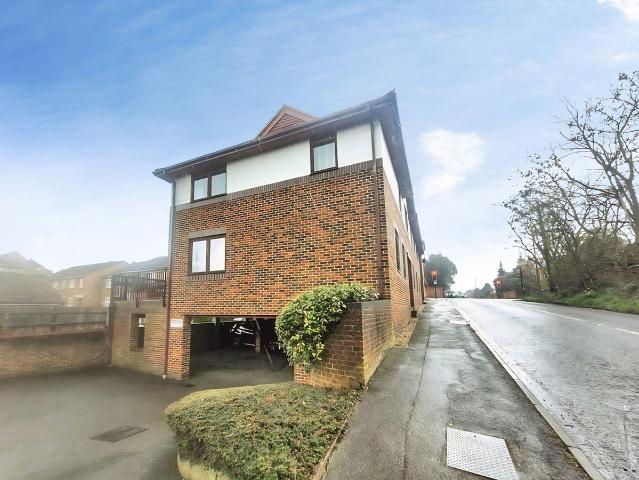 Apartment for rent in Row Town, Surrey