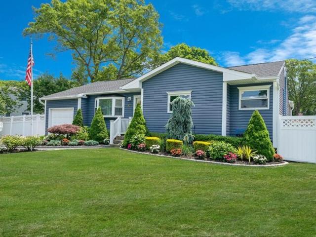 House for sale in Bayport House for sale in Bayport