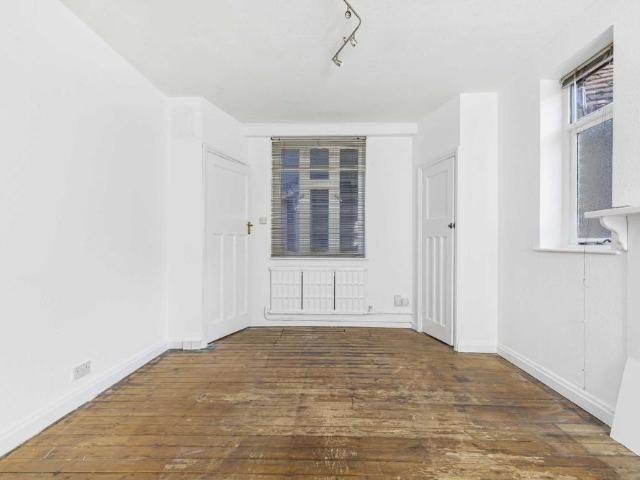 Apartment for rent in Blenheim Gardens Estate, Greater London