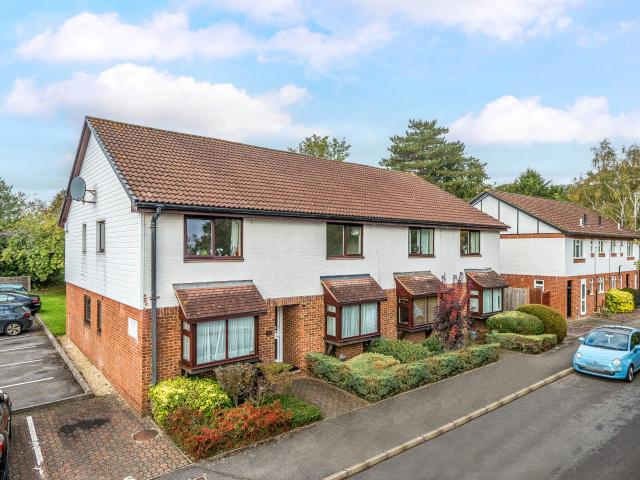 Apartment for rent in Farncombe, Waverley