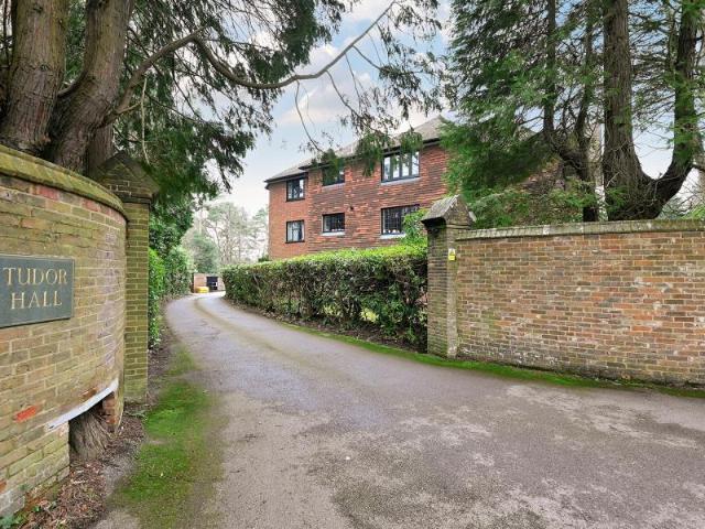 Apartment for rent in Heol-las, Surrey