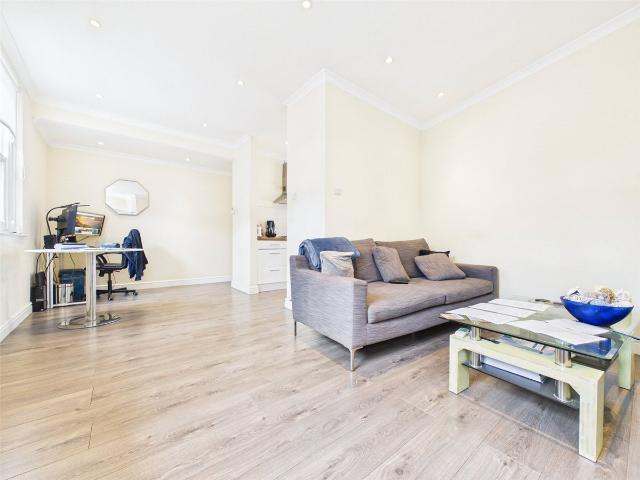 Apartment for rent in Hampton, Greater London