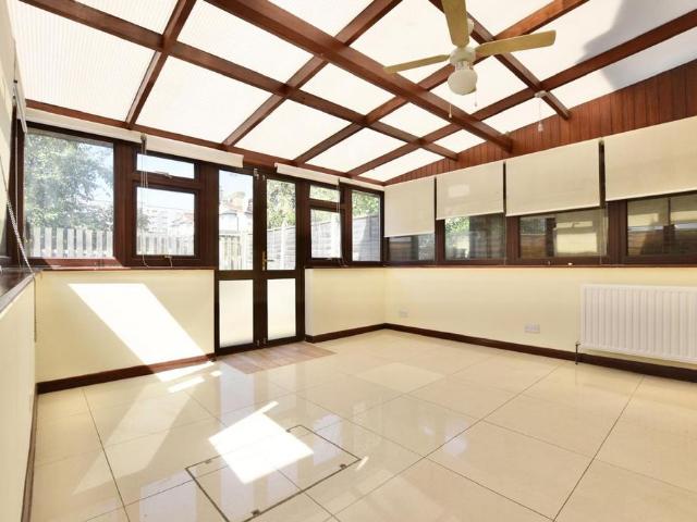 Apartment for rent in Upton Park, Greater London