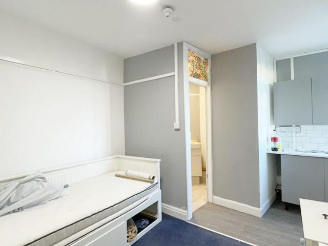 Studio for rent in Southgate, Cat Hill