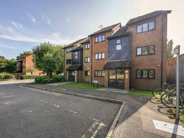 Apartment for rent in Cowley, Greater London