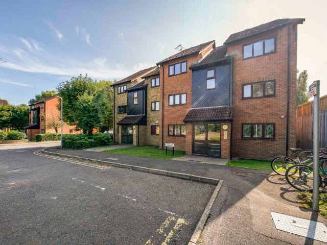 Apartment for rent in Cowley, Greater London