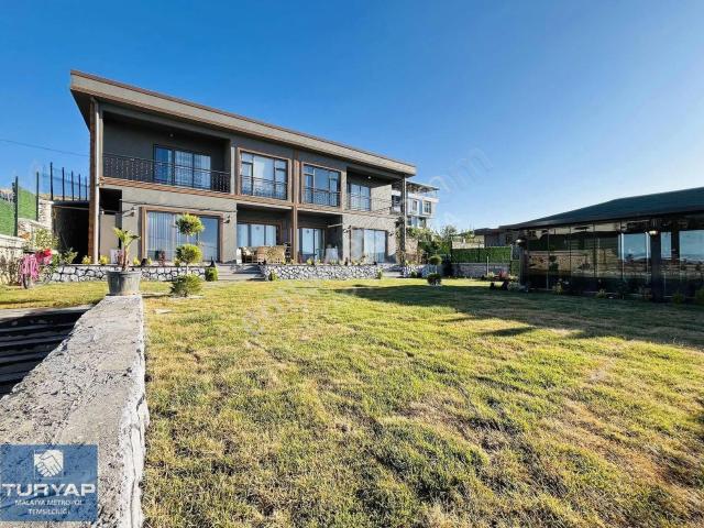 Yeşilyurt içerisinde satılık Villa