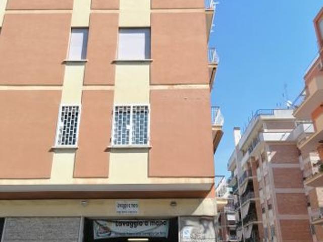 Locale Commerciale in vendita a Appio Claudio, Roma