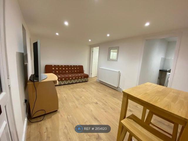 Studio for rent in Hampton Hill, Greater London