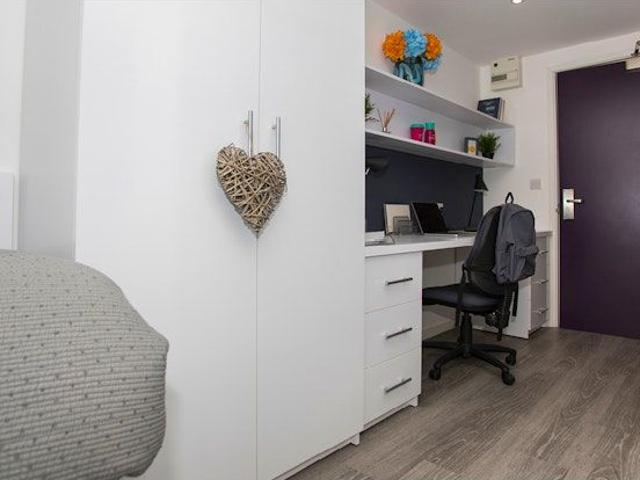 Studio for rent in London Borough of Hounslow, Cat Hill