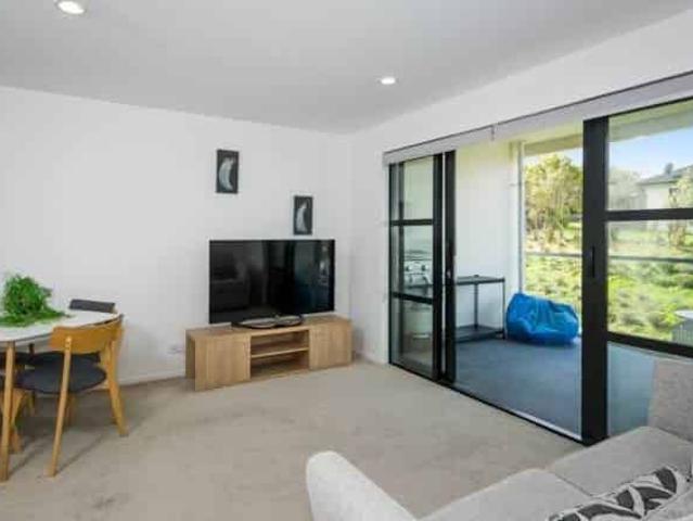 Apartment for rent in Paremoremo, Oroua County