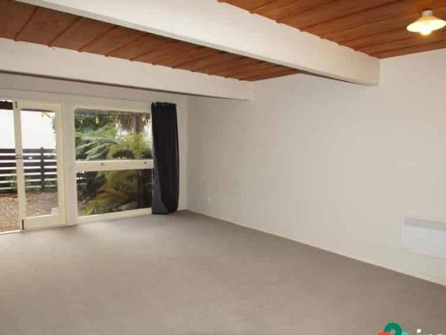 Townhouse for rent in Chaslands, Canterbury