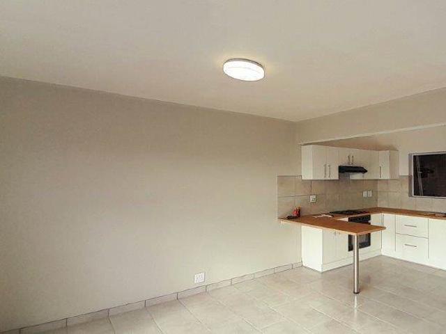 Apartment for rent in Holland Park, Gqeberha (Port Elizabeth)