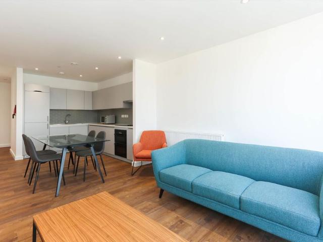 Apartment for rent in London Borough of Ealing, Park Royal