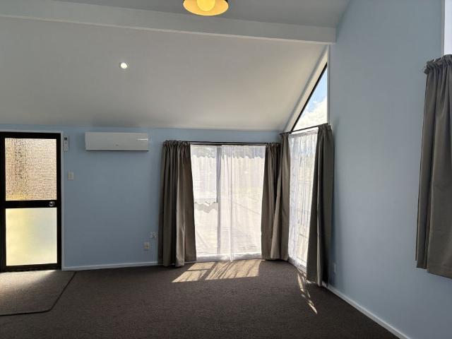 Townhouse for rent in Chaslands, Canterbury