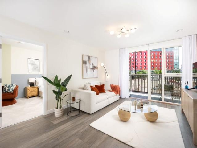 Flat for sale in London Borough of Ealing, Park Royal