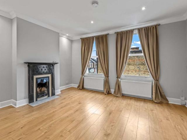 Apartment for rent in Strawberry Hill, Greater London
