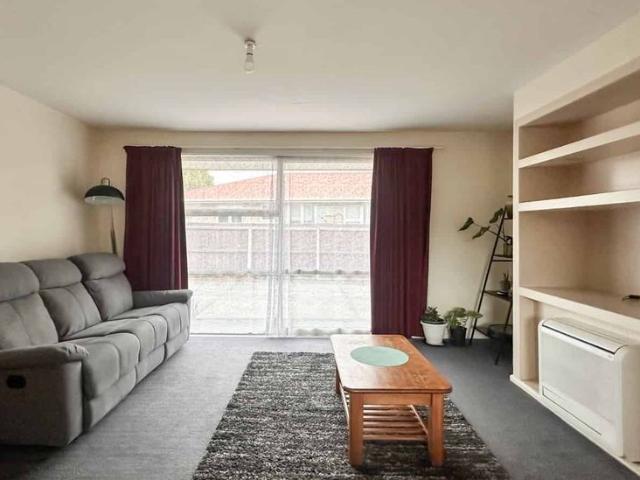 Townhouse for rent in Chaslands, Canterbury
