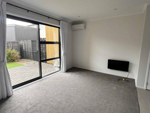 Townhouse for rent in West Hills, Henderson-Massey