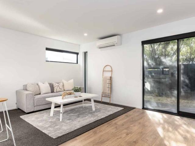 Townhouse for rent in Edgeware, Canterbury