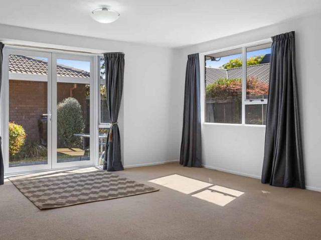 Townhouse for rent in Chaslands, Canterbury
