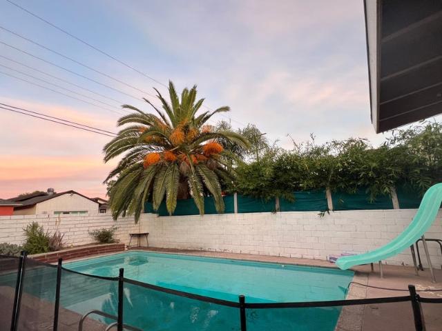 Room for rent in Canoga Park, California