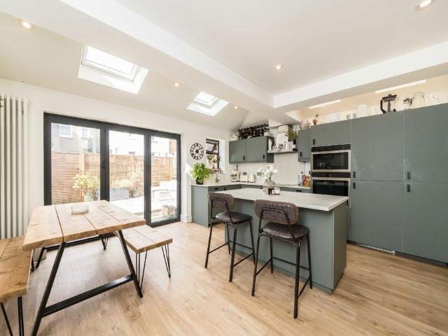 Apartment for rent in London Borough of Merton, Mitcham