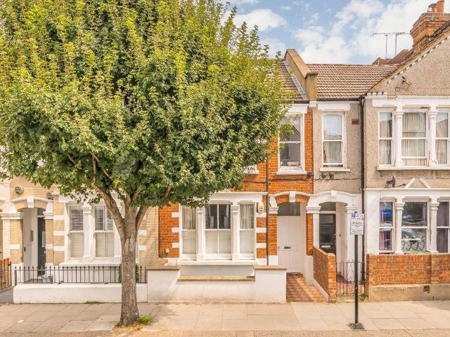 Apartment for rent in Sands End, Greater London