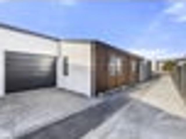 Townhouse for sale in Chaslands, Canterbury