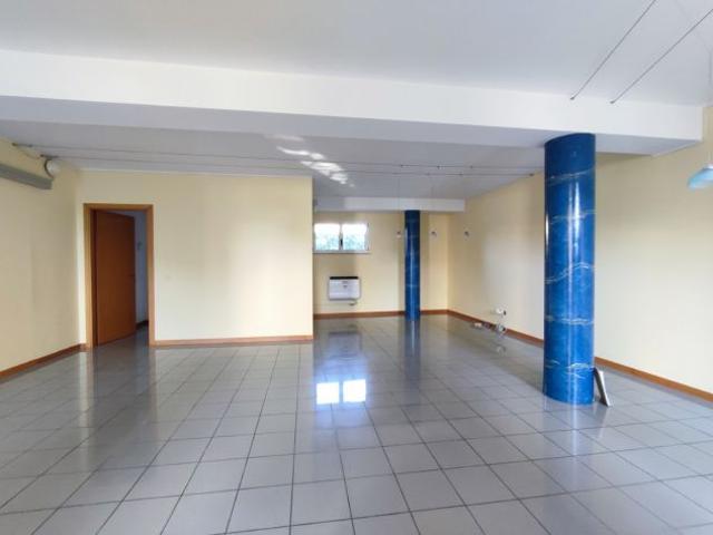 Locale Commerciale in affitto a Romano Di Lombardia, Lombardia