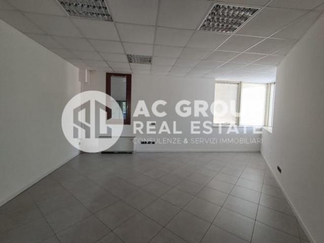 Ufficio in affitto a Saronno, Lombardia