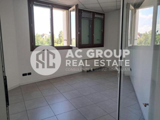 Ufficio in affitto a Saronno, Lombardia