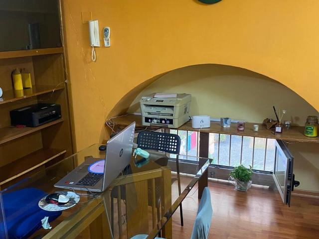 Ufficio in affitto a Municipalità 4, Campania