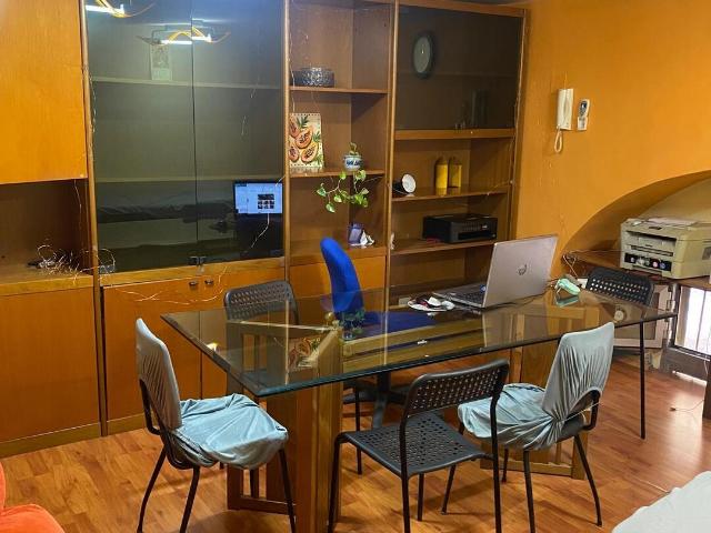 Ufficio in affitto a Municipalità 4, Campania