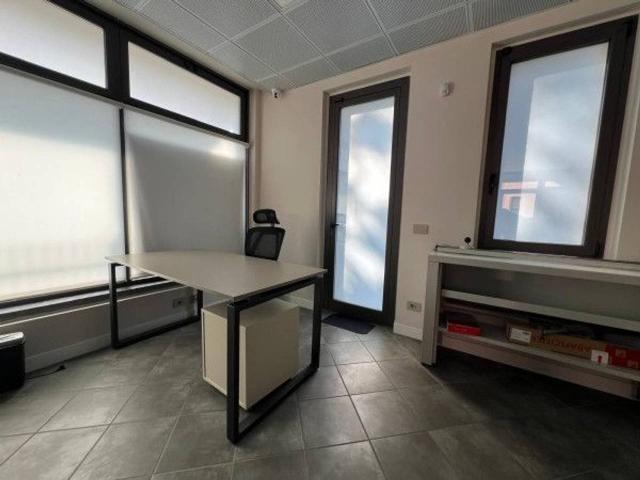 Ufficio in affitto a Carugo, Lombardia