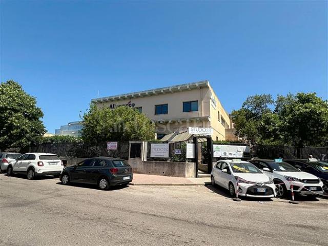 Ufficio in vendita a Predda Niedda, Cala Di Volpe