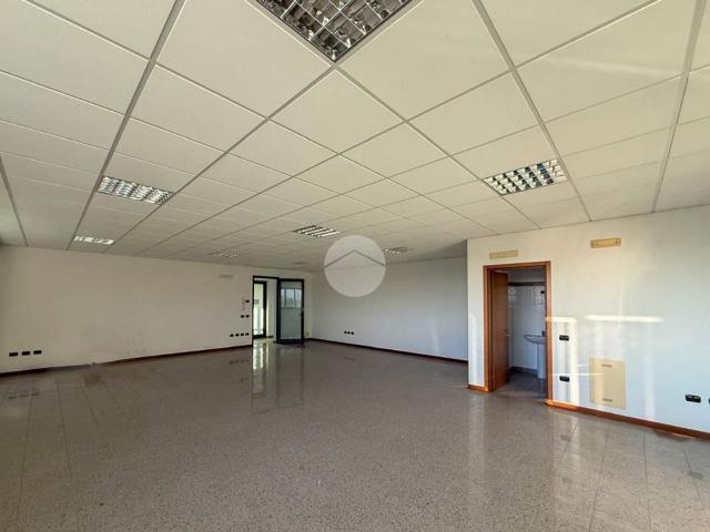 Ufficio in affitto a Acquafredda, Lombardia
