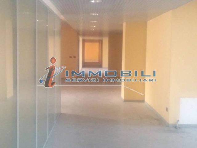 Ufficio in affitto a Bazzana Inferiore, Assago