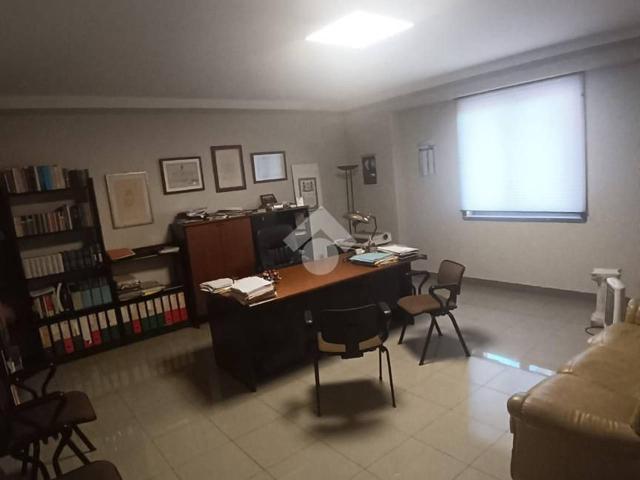 Ufficio in affitto a Avellino, Campania